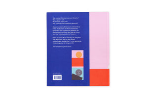 The back cover of a book with a color-block design in royal blue, light pink, and red-orange, viewed from above against a white background. The blue section on the left features a blurb in German, an ISBN barcode, and a minimalist graphic of stacked rectangles with shapes, including one with a winking smiley face.