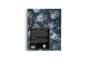 The back cover of a book against a white background. The cover features a dark, monochrome still-life painting of various flowers. On the left, a black rectangle contains a description in German, along with an ISBN, a barcode, and publisher details.