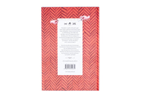 The back cover of a book featuring a red-orange herringbone pattern. A central white panel contains the book's summary in German, an ISBN, and a barcode. At the top of the panel is an illustration of two hands sewing on a clothing care tag with symbols.