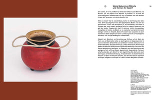 A page from a book or catalog. On the left, a round, red-lacquered wooden vessel with a black neck and a thick, off-white cord handle is shown against a white background. On the right, a column of German text provides information about the object, titled Woher bekommen Mönche und Nonnen ihr Essen?