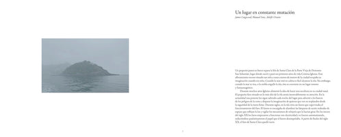 An open book spread. The left page features a moody photograph of a tree-covered island in a calm sea, shrouded in dense grey fog. The right page contains Spanish text under the title Un lugar en constante mutación.
