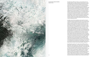 A two-page spread from an art book. The left page is a full-bleed, dynamic photograph of turbulent ocean water, capturing white sea foam and turquoise spray in chaotic motion. The right page contains several paragraphs of text in German, with the title DIE SPUR DES UNSICHTBAREN by Stephan Berg.