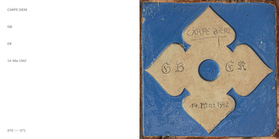A two-panel image. The left panel lists the text CARPE DIEM, GB, ER, and 14. Mai 1942 on a white background. The right panel shows a square blue ceramic tile with a raised, unglazed, four-lobed shape in the center, which is inscribed by hand with the same text, initials, and date.