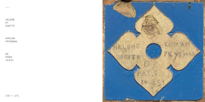 A two-page book spread. On the left page, text reads: HELENE ET DOETTE, KAPLAN FRYDMAN, DE PARIS, 14.9.51. The right page shows a photograph of a weathered, square blue tile with a beige, four-lobed shape set in its center. The same text is hand-carved into the lobes of the shape, which is chipped at the top and has a circular hole in the middle.