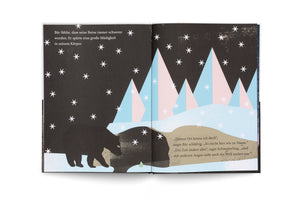 A two-page spread from a children's book with German text, showing a stylized illustration of a black bear walking through a snowy landscape at night. The dark sky is filled with white stars, and in the background are geometric mountains in pastel pink and light blue.
