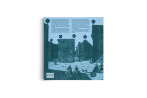 The back cover of a book, seen straight-on against a white background. The cover is light blue with two columns of German text. The background features a dark blue, historical-style illustration of people in period clothing strolling through a formal garden with towering, manicured hedges. A barcode and ISBN are visible in the lower left corner.
