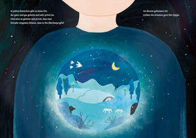 A children's book illustration showing a person's torso, where their dark blue shirt opens into a glowing, circular portal. Inside the portal is a whimsical, blue-toned night landscape with rolling hills, a crescent moon, stars, and shooting stars. Three white birds fly in the sky, two small white horses stand on a hill, and several dark, shadow-like figures peek out from the landscape. German text is written in the top corners.