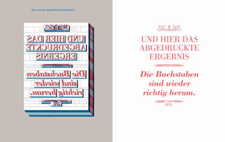 A two-panel illustration in German explaining the concept of letterpress printing. On the left, a printing block is shown with raised, mirrored text inked in red and blue. On the right, the printed result is displayed, showing the same text correctly oriented in red typography, which reads: UND HIER DAS ABGEDRUCKTE ERGEBNIS. Die Buchstaben sind wieder richtig herum.