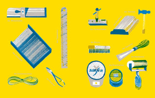A stylized illustration on a bright yellow background displaying various letterpress printing tools. The objects, including a hammer, ruler, brush, roller, and ink cans, are rendered in blue and grey textures and are labeled in German.