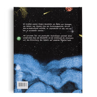 The back cover of a book with an illustration of outer space. The top half is a starry black sky with white German text, a yellow nebula, a comet, and small planets. The bottom half shows a large, textured blue nebula. In the lower-left corner are a barcode, ISBN, and a website address.
